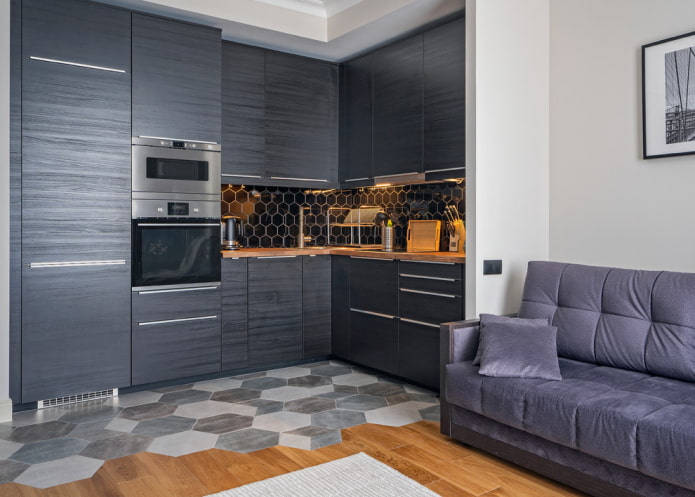 Acabado del suelo en el interior de la cocina-salón