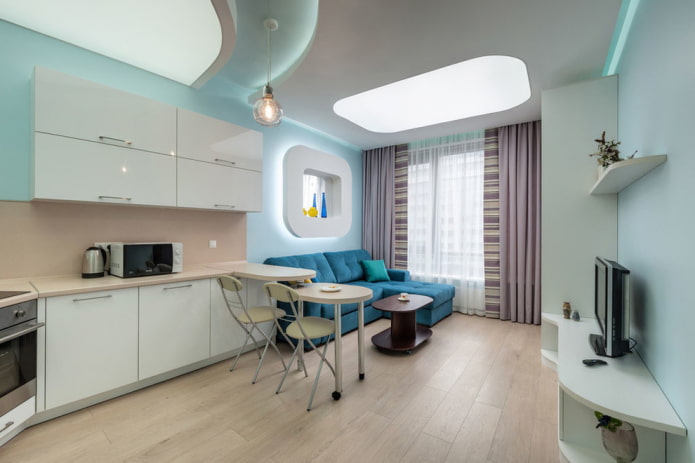 Decoración de ventanas en el interior de la cocina-salón