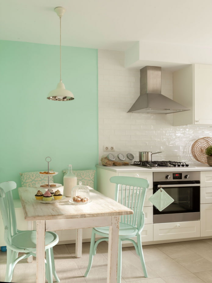 cocina blanca con detalles en menta