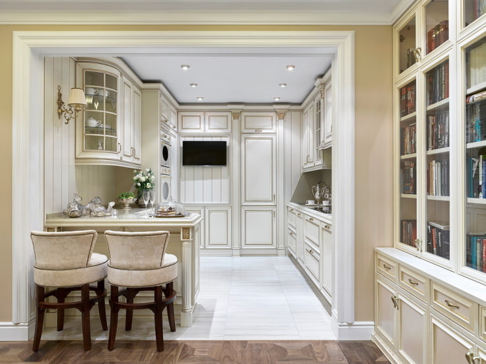 Cocina en un nicho en un interior de estilo clásico