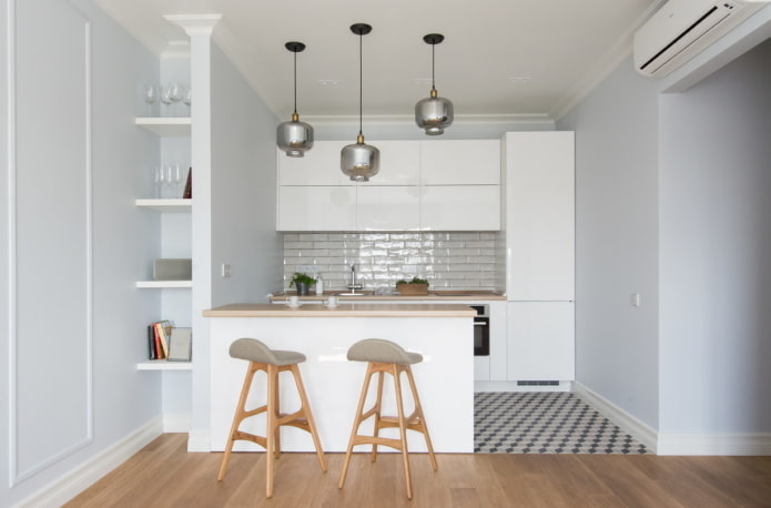 Cocina blanca en un nicho del interior