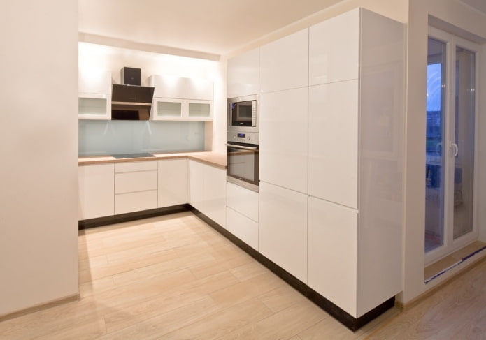 Cocina en un nicho en un interior de estilo minimalista