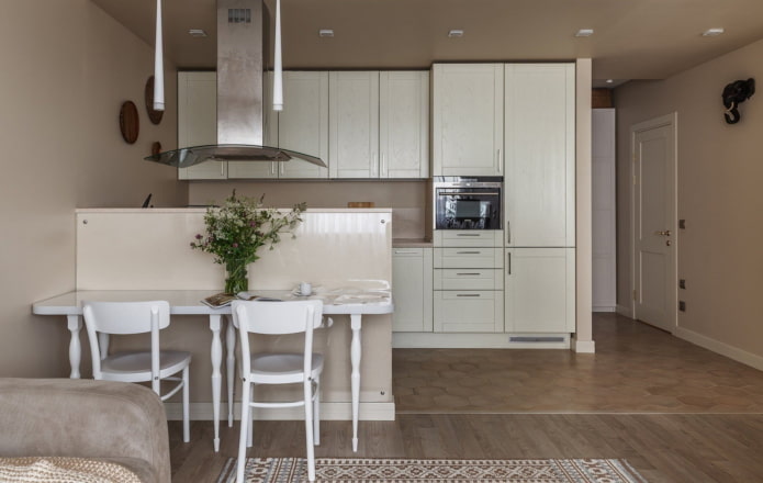 Cocina blanca y de madera en un nicho del interior