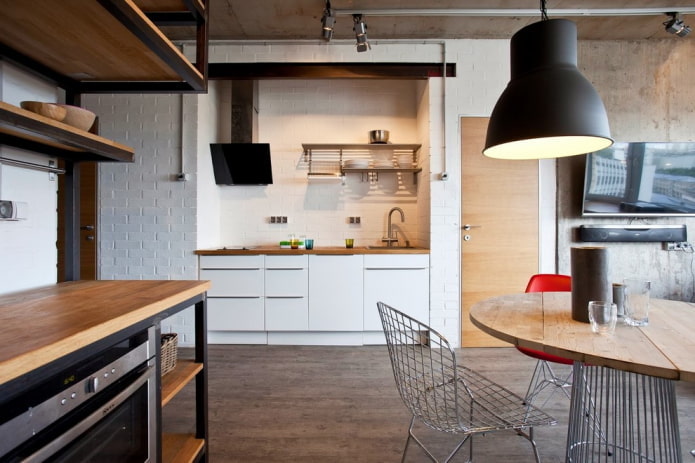 Cocina en un nicho en un interior de estilo loft
