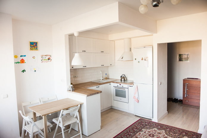 Cocina en forma de U en un nicho en el interior