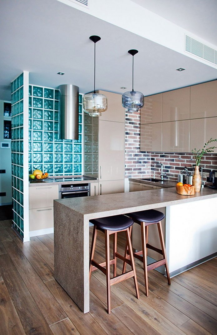 Cocina con barra en un nicho interior