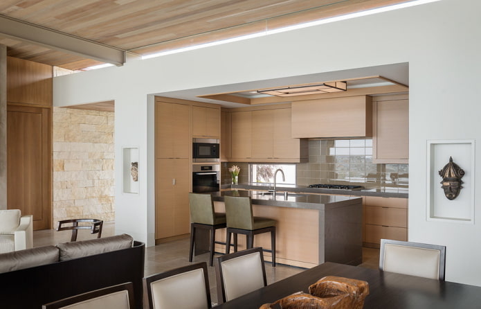 Cocina en un nicho en un interior de estilo moderno