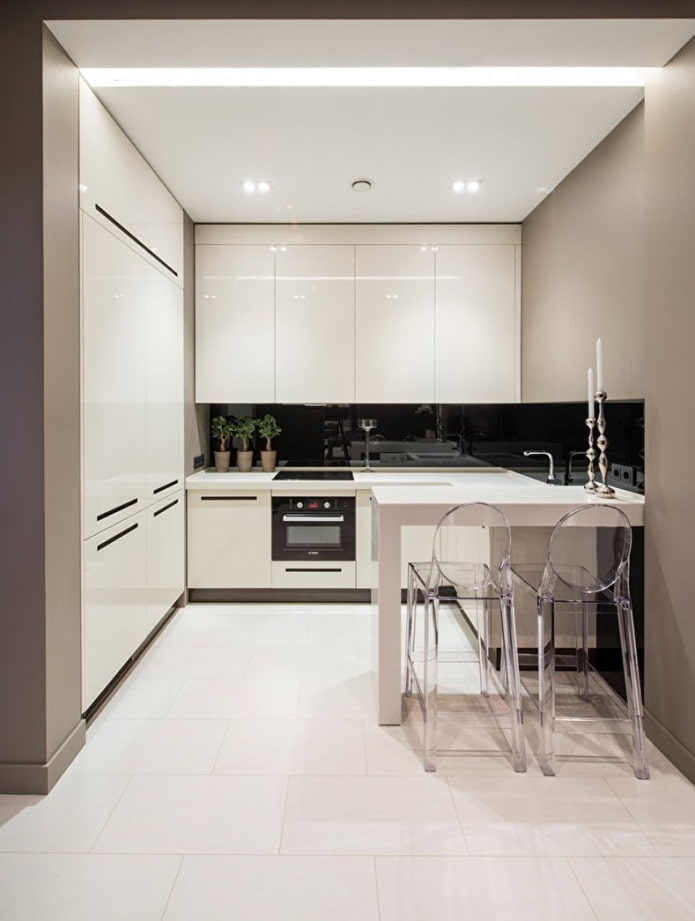 Cocina blanca en un nicho del interior
