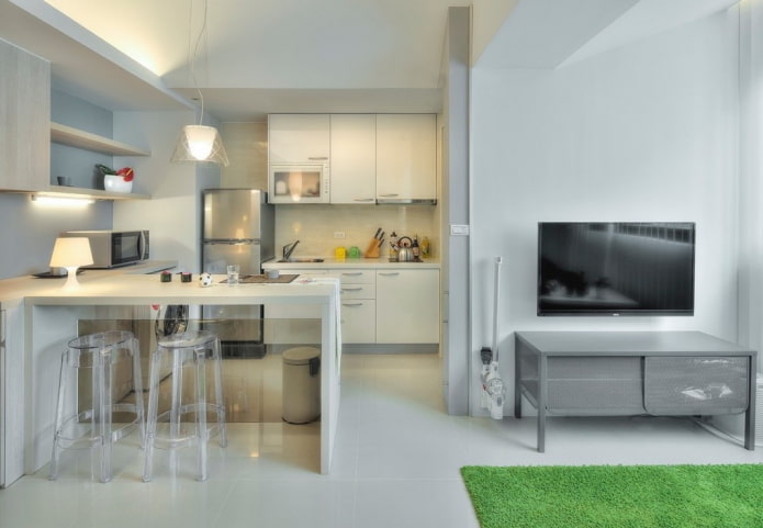 Cocina con barra en un nicho interior