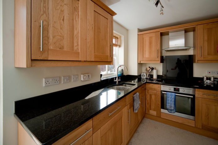 cocina de madera con negro Encimera