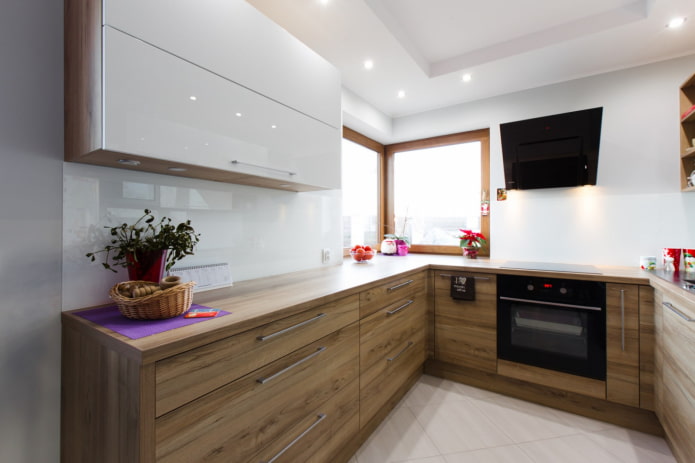 cocina con fachadas de madera y blancas