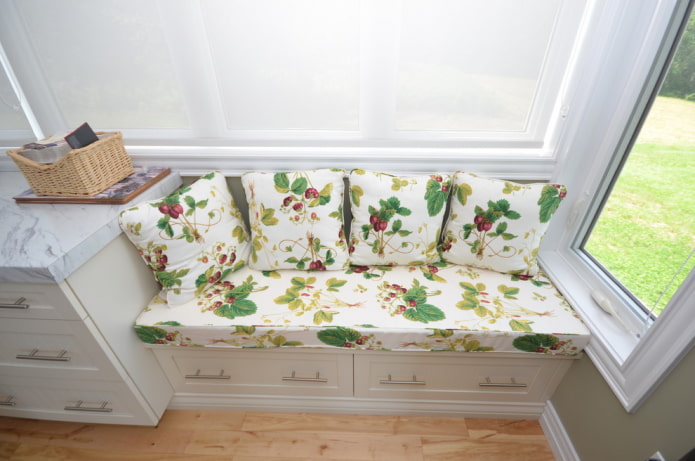 sofa con cajones de almacenamiento en el interior de la cocina