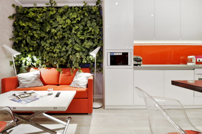 sofá naranja en el interior de la cocina
