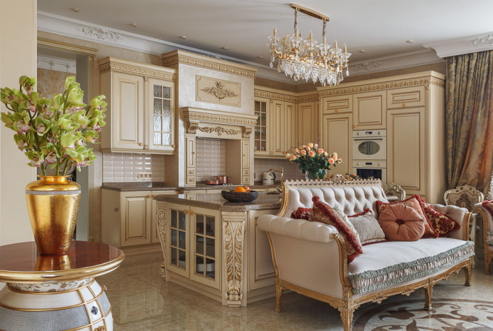 Sofá en el interior de la cocina de estilo clásico