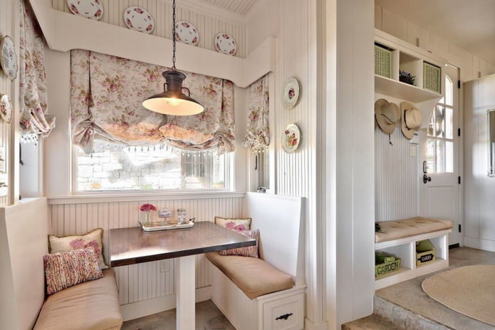 Sofá en el interior de la cocina estilo loft provenzal