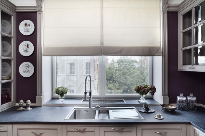 fregadero junto a la ventana en la cocina