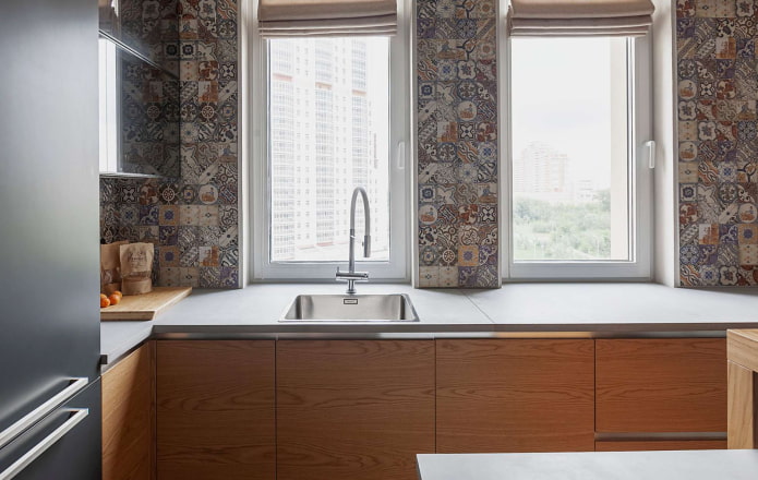 fregadero junto a la ventana en la cocina