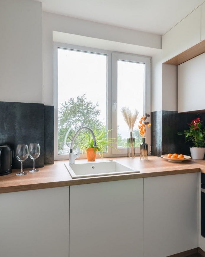 cocina esquinera debajo de la ventana
