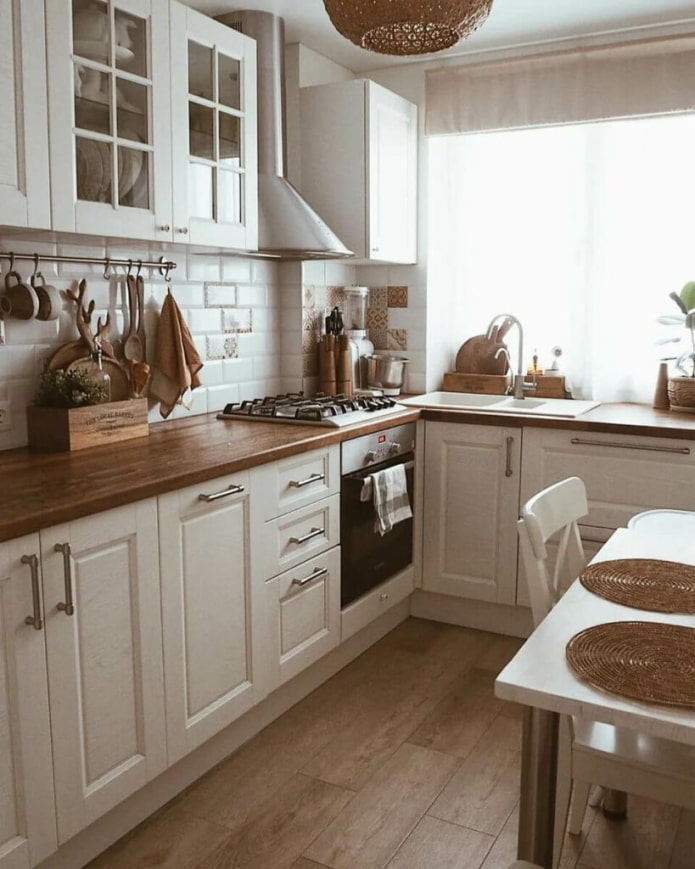 Cocina escandinava con fregadero junto a la ventana