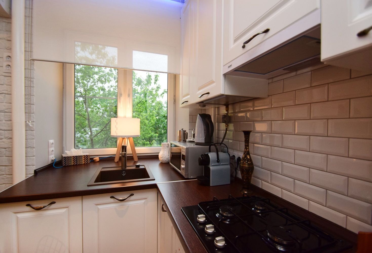 Conjunto de cocina esquinero con fregadero bajo la ventana