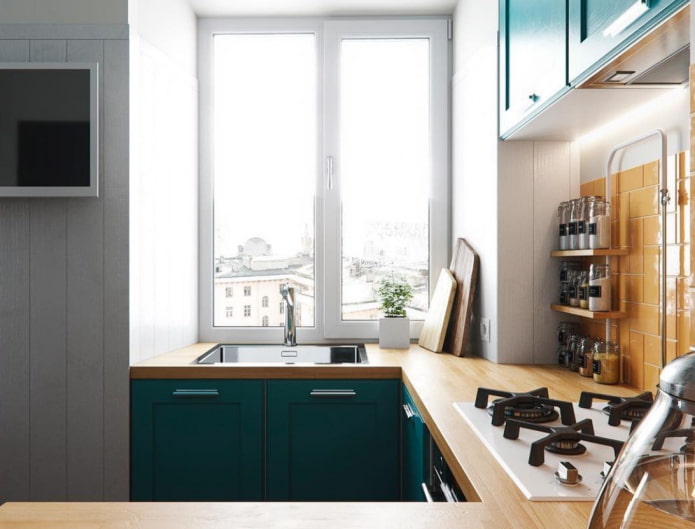 fregadero en un conjunto de cocina en forma de U