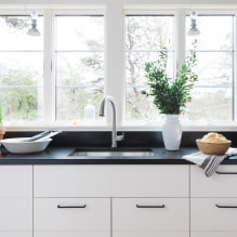 ¿Cómo organizar una cocina con fregadero junto a la ventana?-1