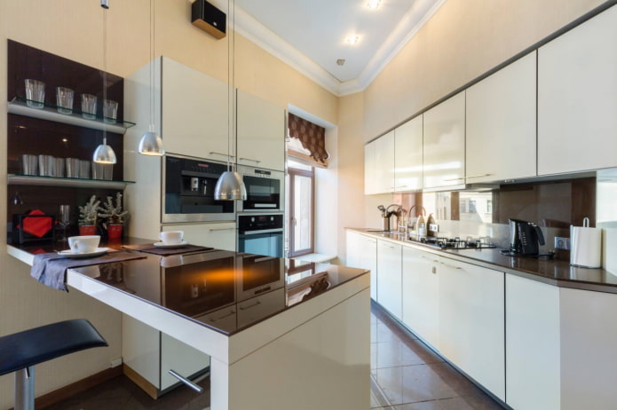 cocina de forma irregular con ventana