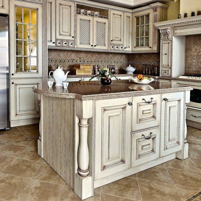 cocina blanca con pátina oscura