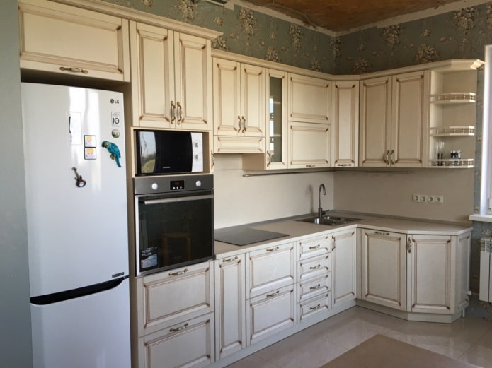 Cocina beige de estilo clásico