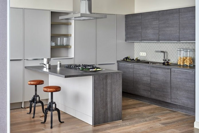 Cocina gris claro con encimera oscura