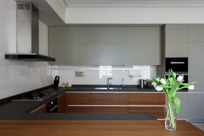 Delantal de cristal blanco con encimera gris oscuro