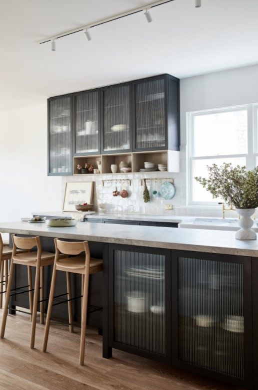 Cocina negra con vidrio