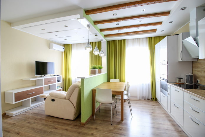 Interior de una cocina-estudio con tabique