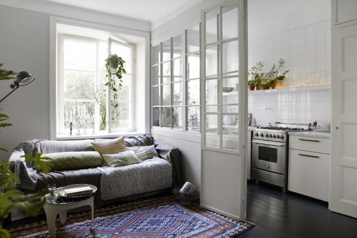 Interior de una cocina-estudio con tabique