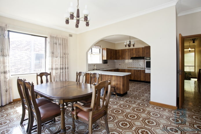 interior de una cocina-estudio con arco