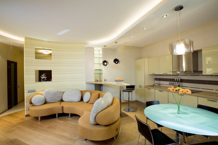 Interior de cocina-estudio con zonificación mediante iluminación
