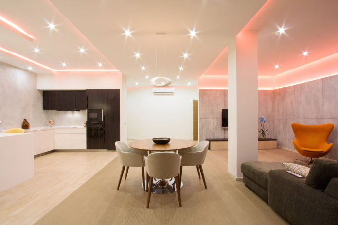 Interior de cocina-estudio con zonificación mediante iluminación
