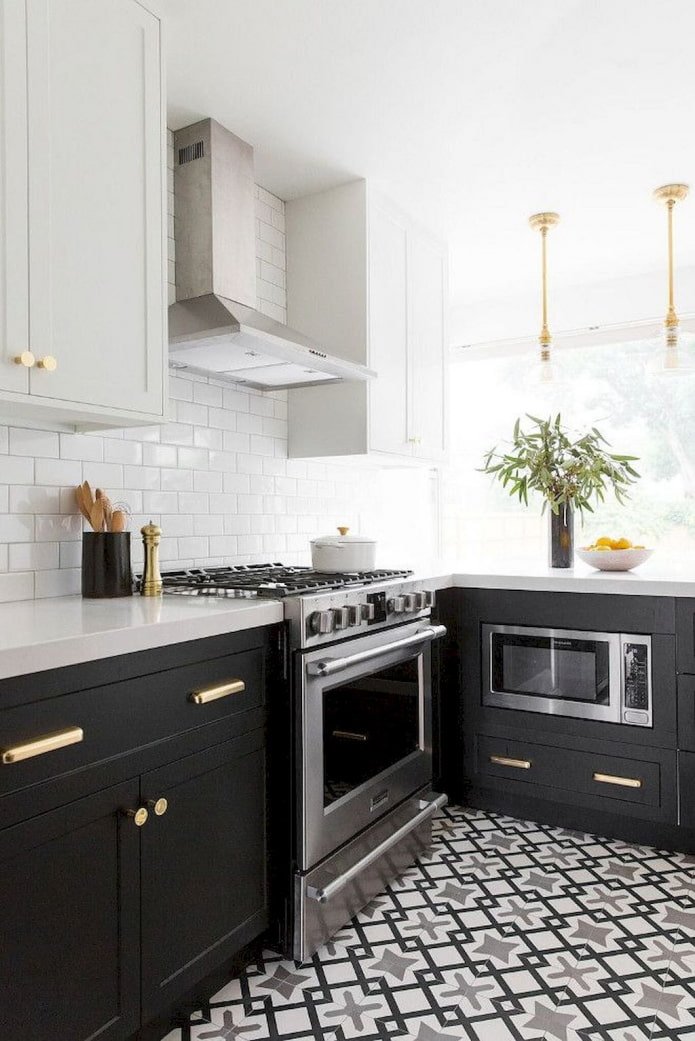 cocina negra con dorado
