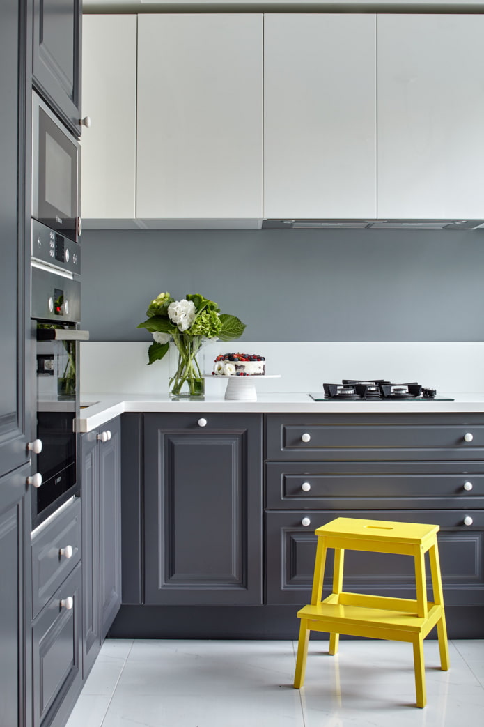 juego de cocina gris y blanco