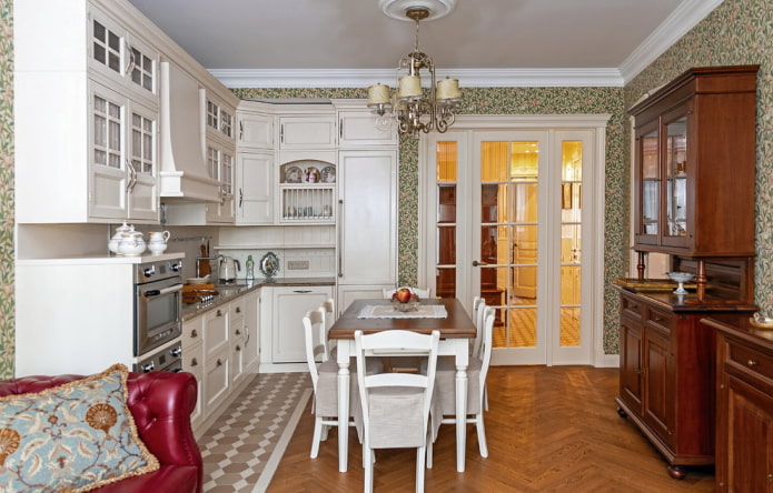 Muebles y electrodomésticos en la cocina de estilo inglés