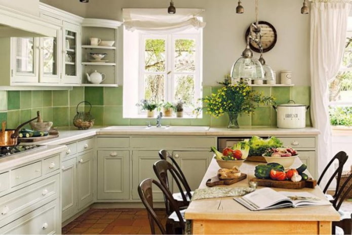 Cocina con faldón verde
