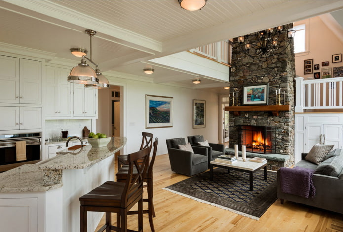 Cocina-sala de estar con chimenea