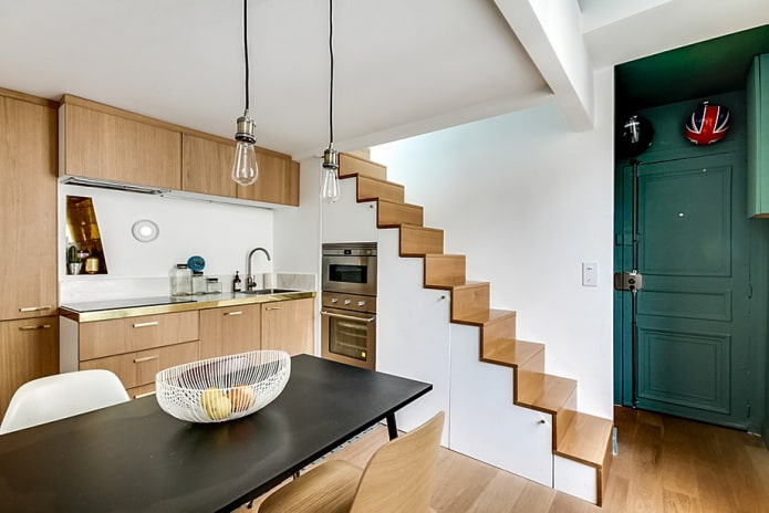 Cocina debajo de la escalera