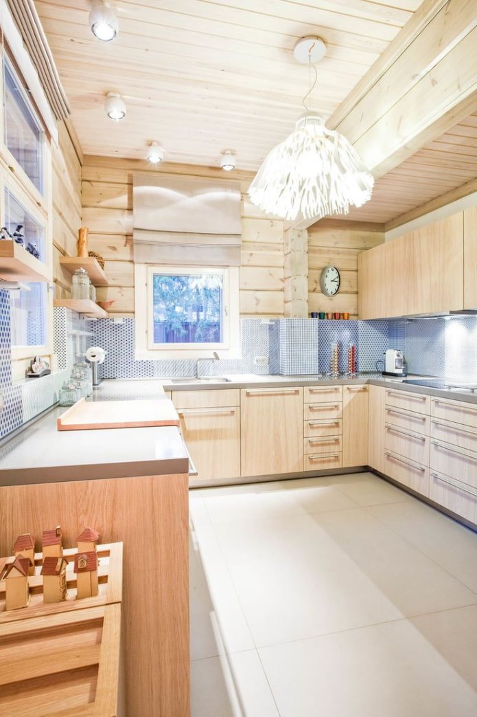 cocina luminosa en una casa de troncos