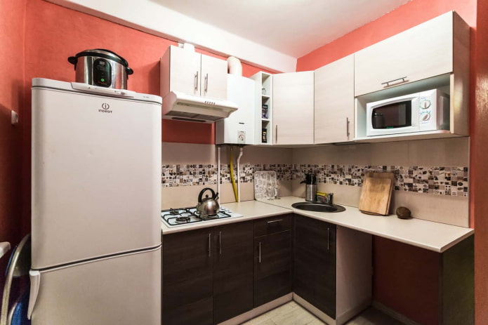 Cocina con faldón de azulejos