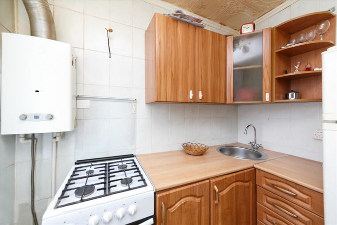 Cocina con azulejos en toda la pared
