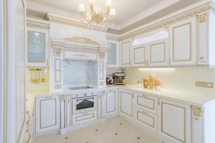 Cocina luminosa de estilo clásico