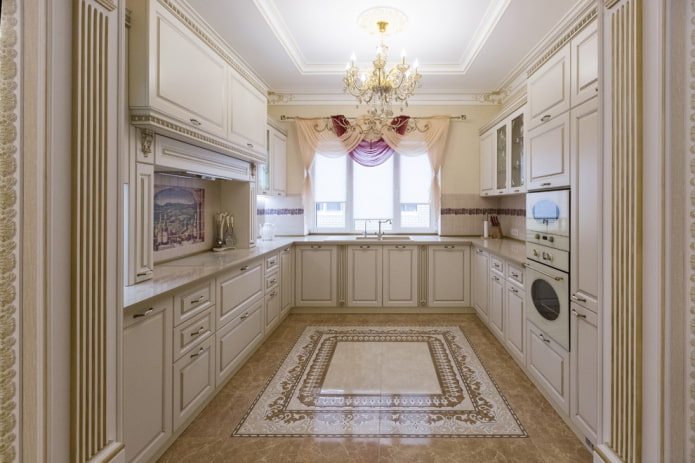 Cocina luminosa de estilo clásico