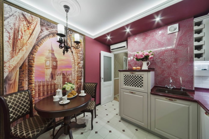 Revestimiento de pared en el interior de una cocina clásica