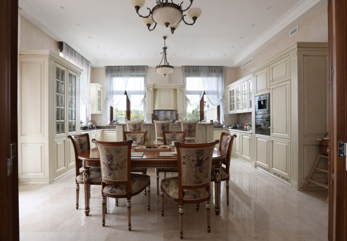 Cocina clásica en el interior de la casa